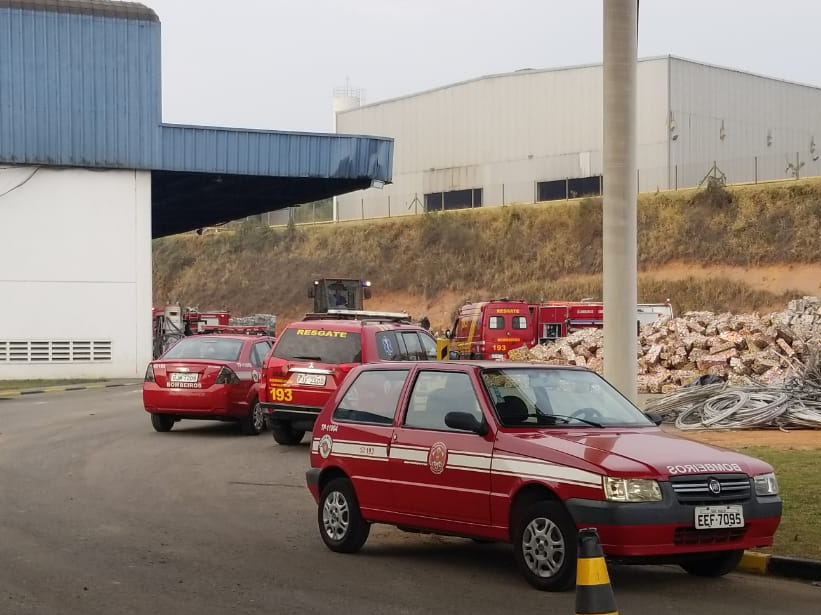 Bombeiros trabalharam no incêndio em uma fábrica de Taubaté Rauston Naves/Vale Urgente