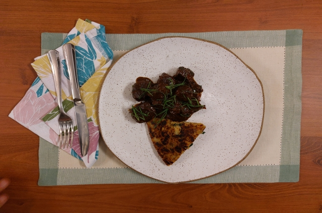 Carne de panela com fritada de tubérculos