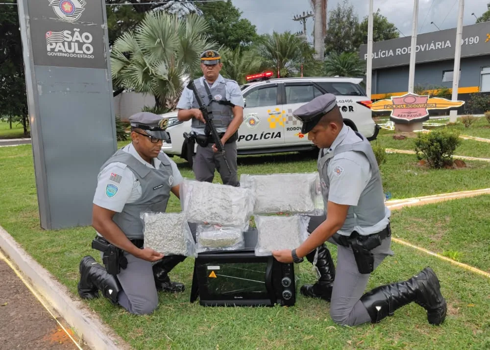 Uma mulher que transportava a droga acabou presa