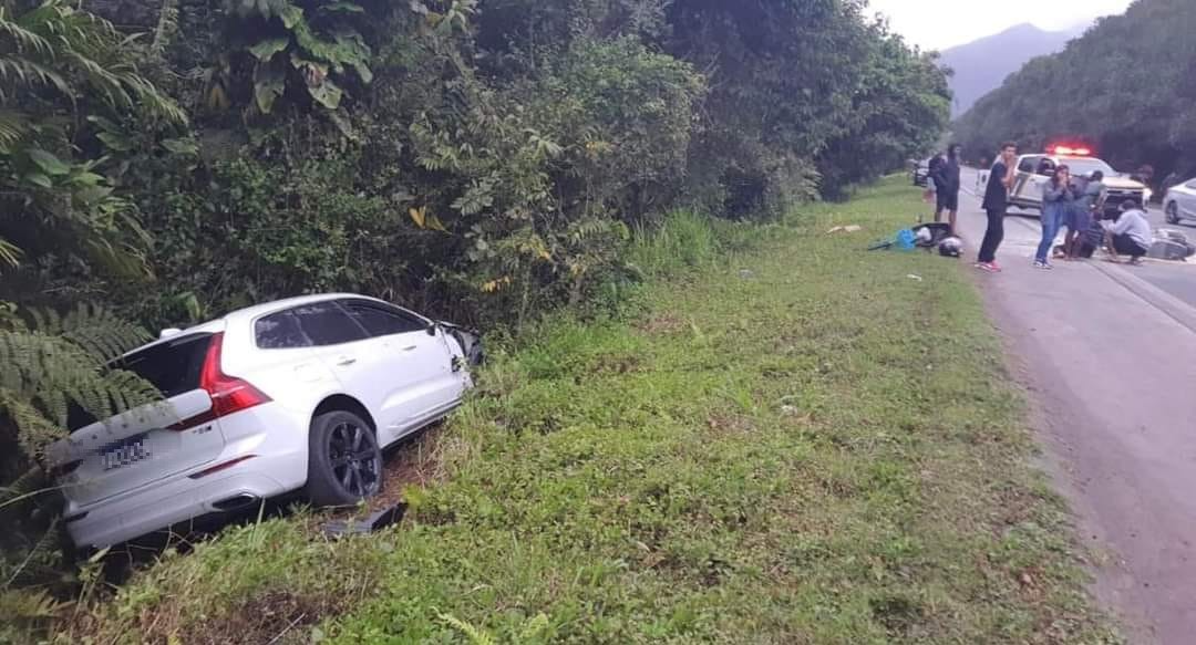 Com a batida carro caiu em uma área de mata, às margens da pista Redes Sociais