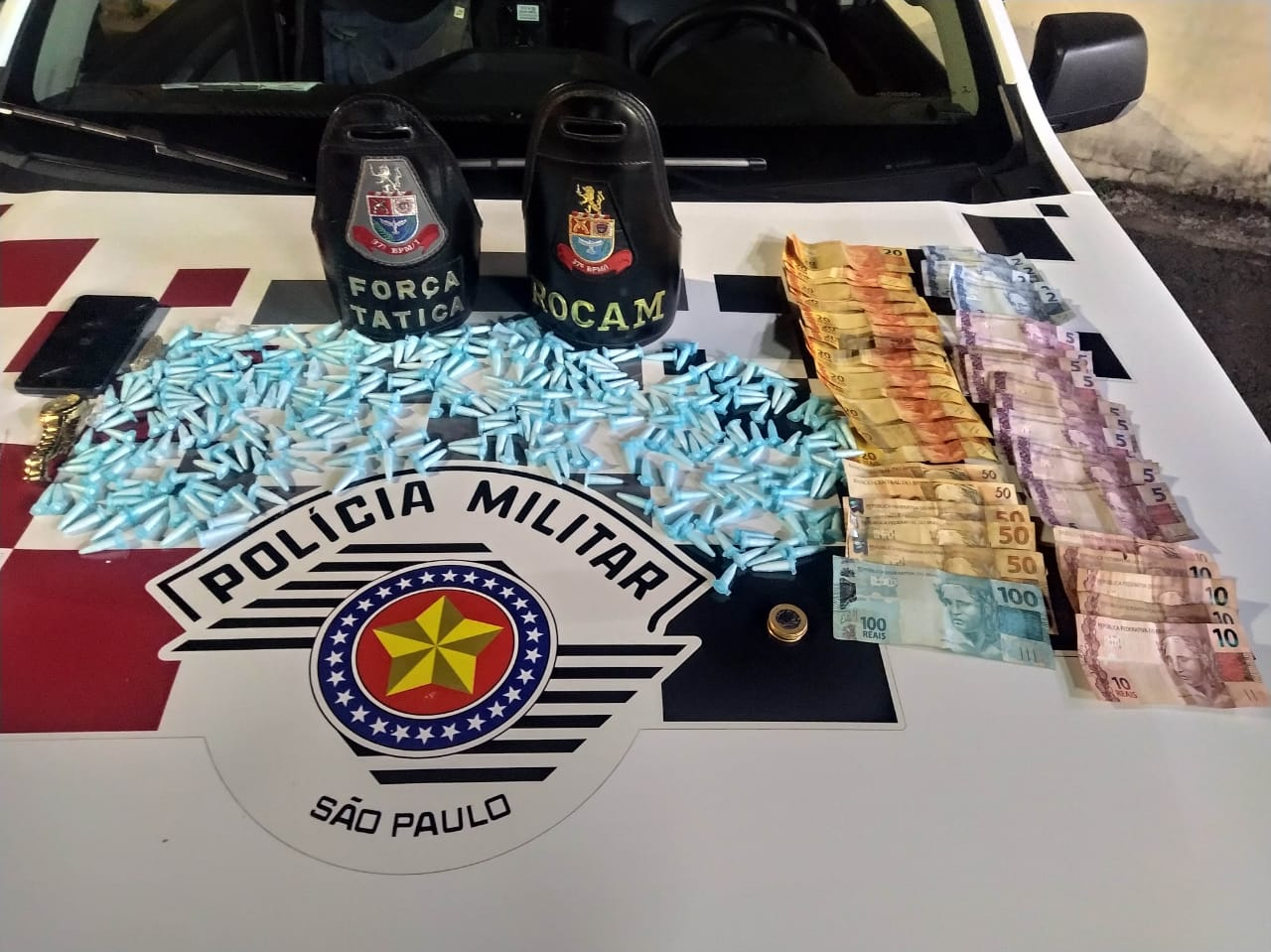 Foram apreendidos 300 pinos de cocaína e R$ 791,00 em dinheiro. 