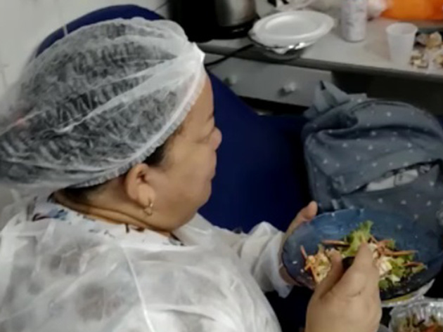 Vídeo mostra profissionais de saúde fazendo refeições dentro de enfermaria de hospital em Manaus Reprodução