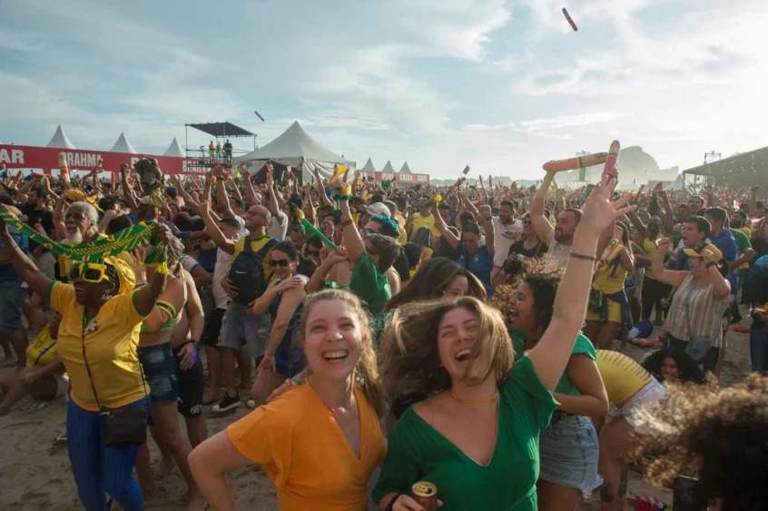 Torcedores comemoram a vitória do Brasil Armando Paiva/LANCE!