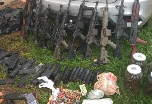 PRF apreende arsenal de guerra com dezenas de armas no Rio