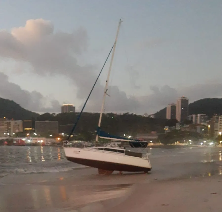 Barcos que estavam atracados na Enseada de Botafogo e na Urca foram arrastados para as are