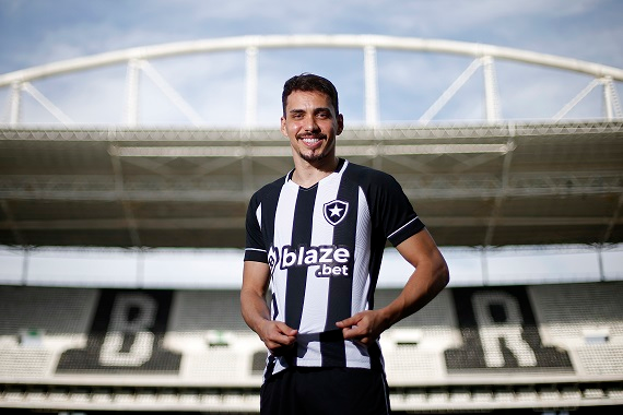 Carlos Eduardo assina com o Botafogo até o final de 2024 Vítor Silva/Botafogo