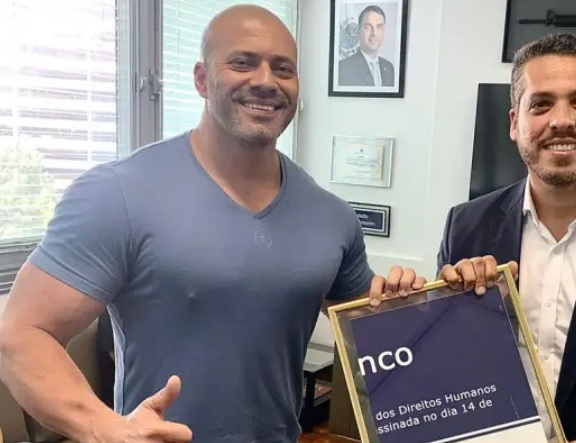 Daniel Silveira e Rodrigo Amorim posam novamente com placa quebrada de Marielle Franco Reprodução 