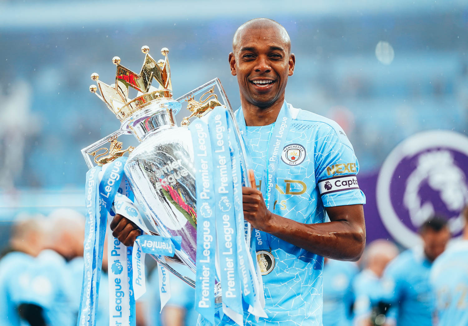 Fernandinho com o troféu do Campeonato Inglês Twitter Manchester City