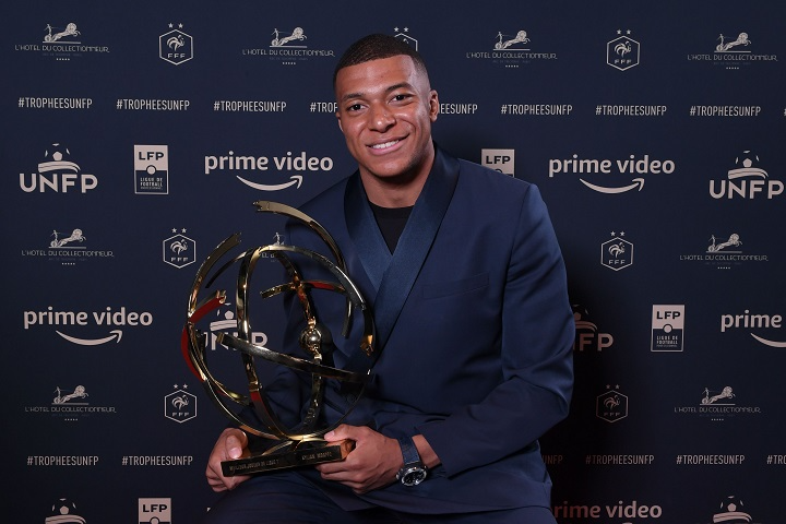 Jornal espanhol crava que Mbappe permanecerá no PSG Reprodução Twitter PSG