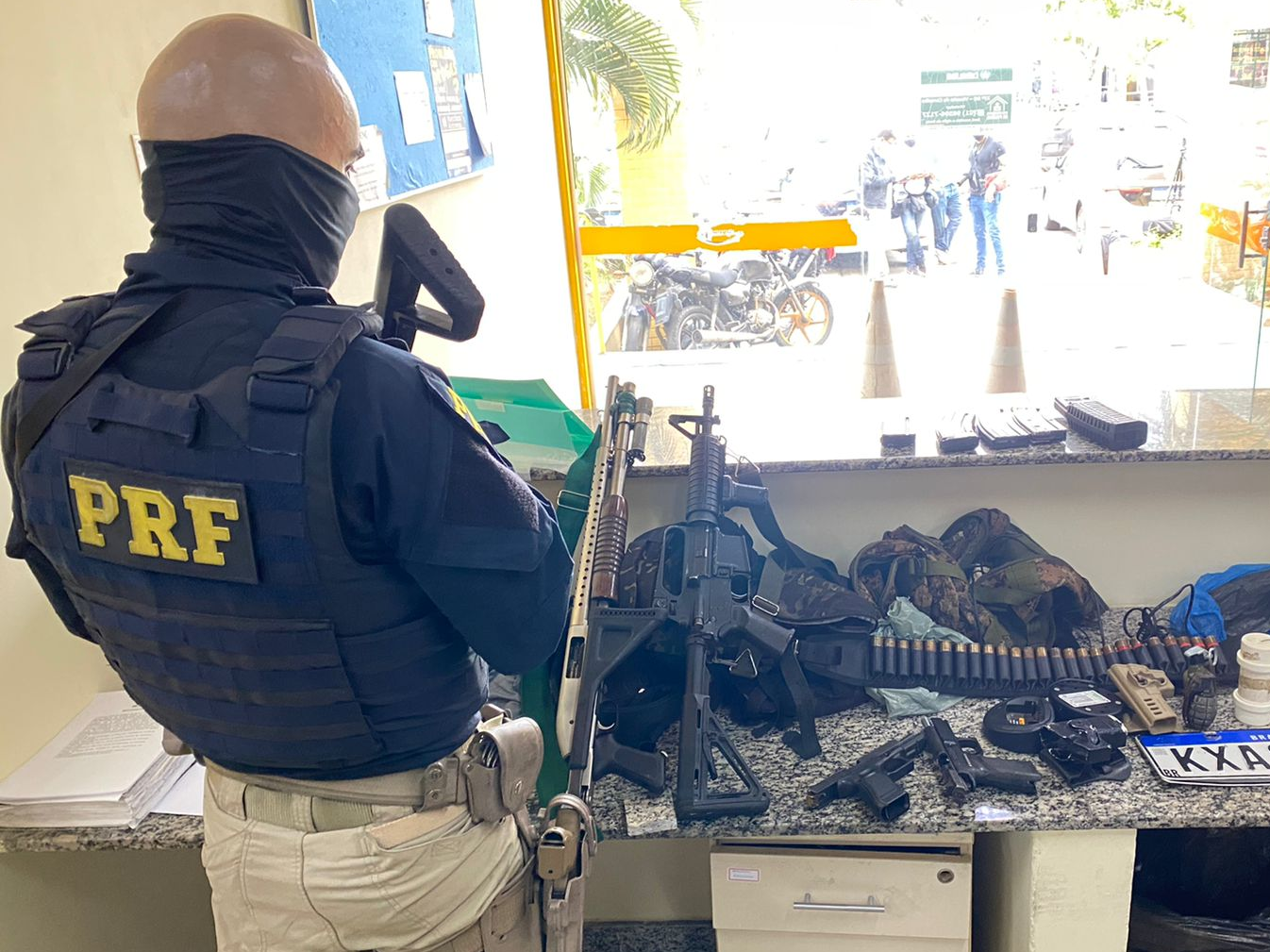 Várias armas foram encontradas no carro de luxo dos criminosos Divulgação/ PRF