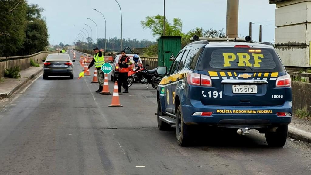 Cerca de 1,5 mil transportes aguardam a liberação para cruzar a fronteira. Foto: Divulgação/PRF