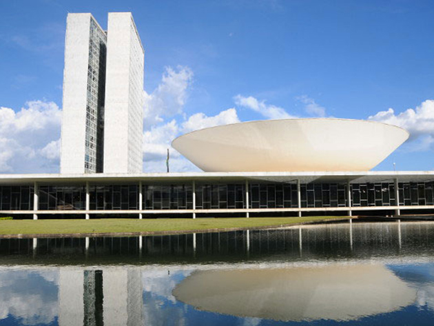 Câmara dos Deputados aprova projeto de lei para punir pessoas que furam a fila da vacinação Câmara dos Deputados