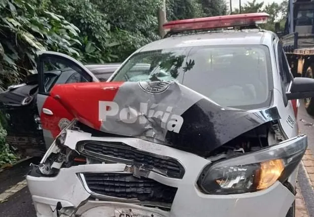 Viatura da PM bate em outro veículo e deixa três feridos na SP-55 em São Sebastião