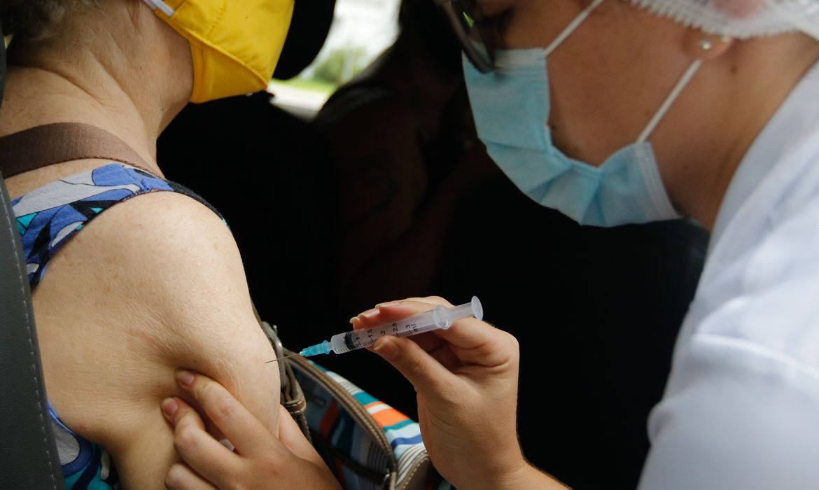 Enfermeira aplica vacina contra a covid-19 