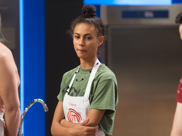 Daphne vai mal em prova do MasterChef e é salva pelo mezanino Carlos Reinis/Band