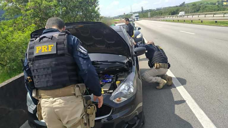 Dupla é detida em Jacareí acusada de roubar caminhão em Caçapava Divulgação/PRF