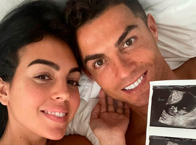 Cristiano e Georgina com a ultrassom dos gêmeos Reprodução / Redes Sociais