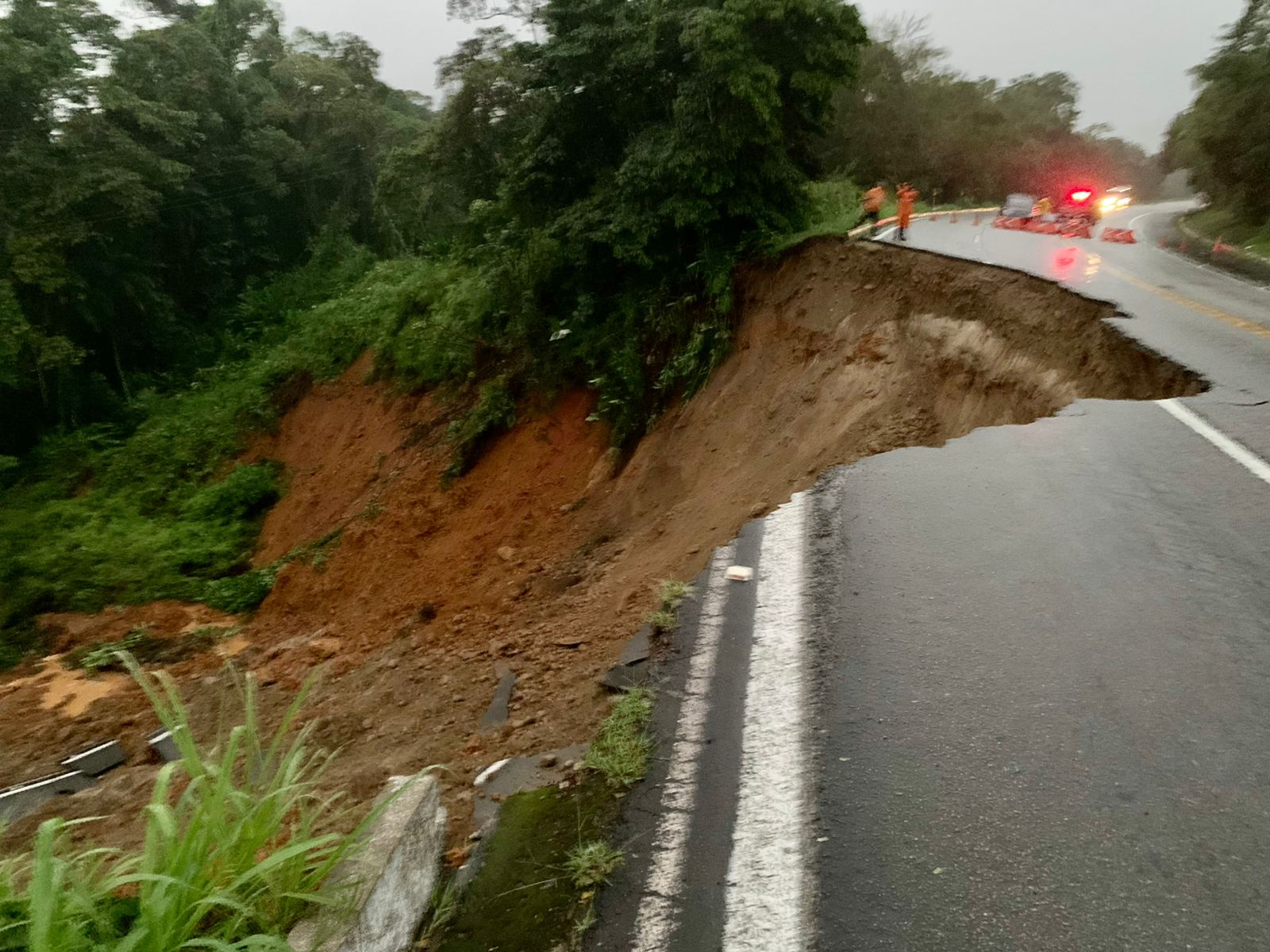 Cratera se abre e engole parte da pista da Rio-Santos, em Ubatuba Malu Baracat