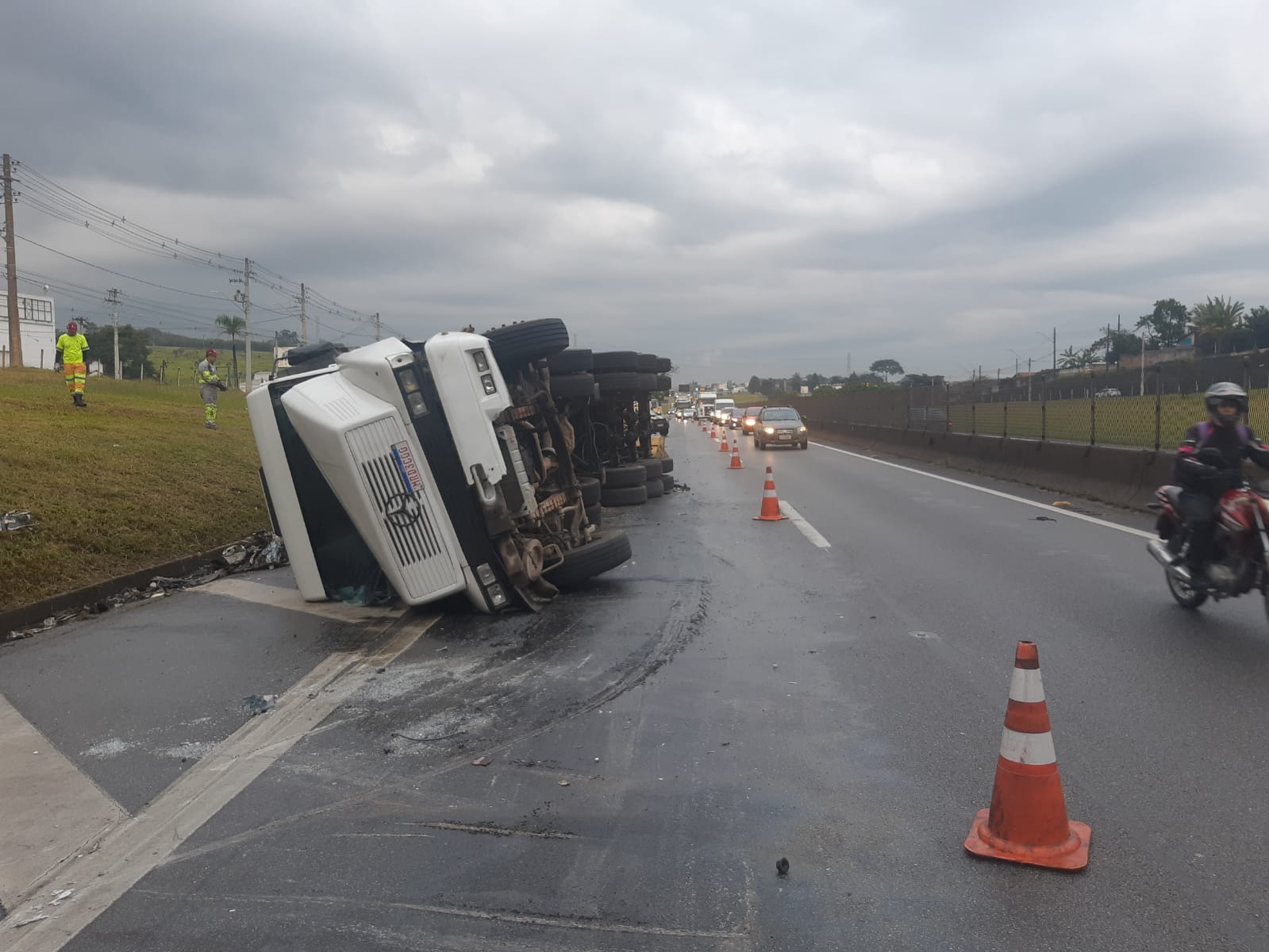 Carreta carregava sucata metálica e tombou em Taubaté na madrugada desta terça Divulgação/PRF