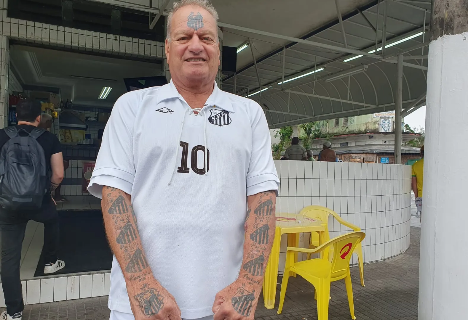 Fã de Pelé que leva o escudo do Santos na testa vai tatuar o Rei nas costas