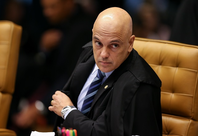 Moraes manda Bolsonaro ser investigado por associar vacinas à aids