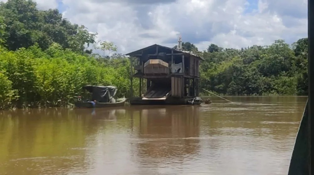 Balsa de garimpo, no Rio Jandiatuba, em março deste ano Reprodução / Univaja