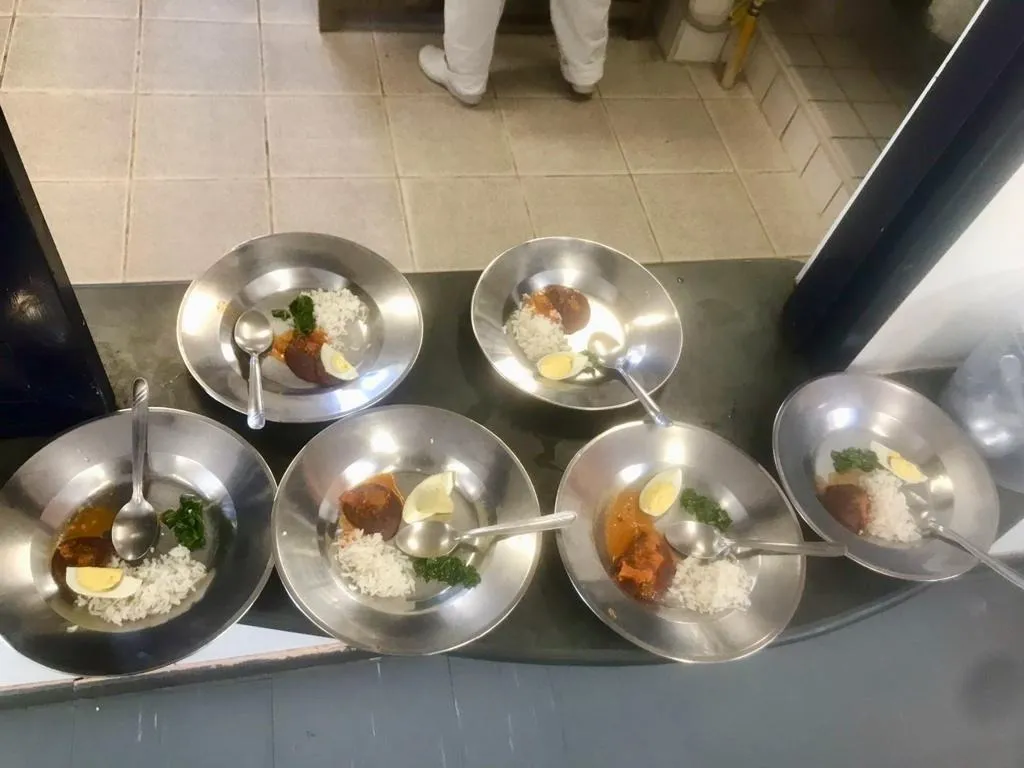 Imagens mostram pequena quantidade de arroz, feijão, verdura e ovo cozido.
