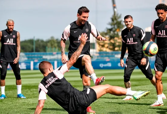 Neymar observa Messi em treino do PSG Twitter/PSG