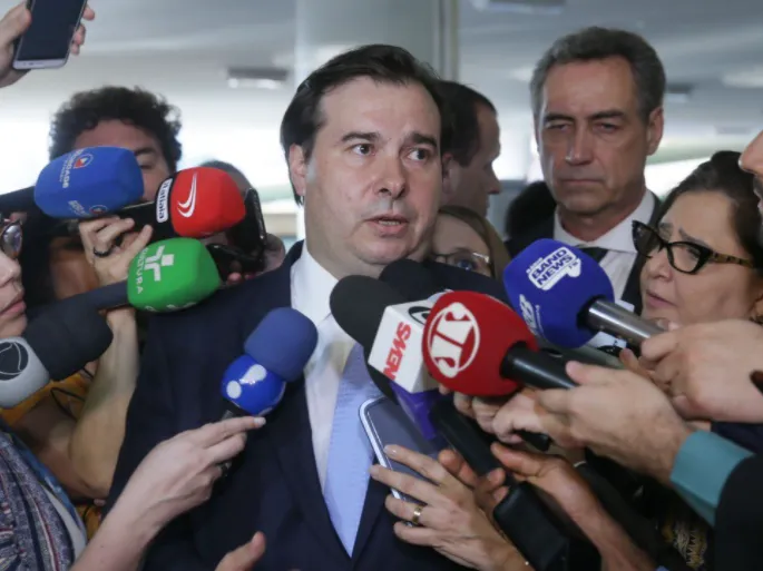 Rodrigo Maia conversa com jornalistas durante votação
