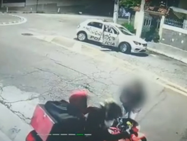 Policial impede assalto a motociclista de aplicativo em São Paulo; assista Reprodução