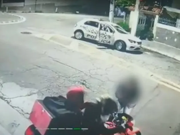 Policial impede assalto a motociclista de aplicativo em São Paulo; assista