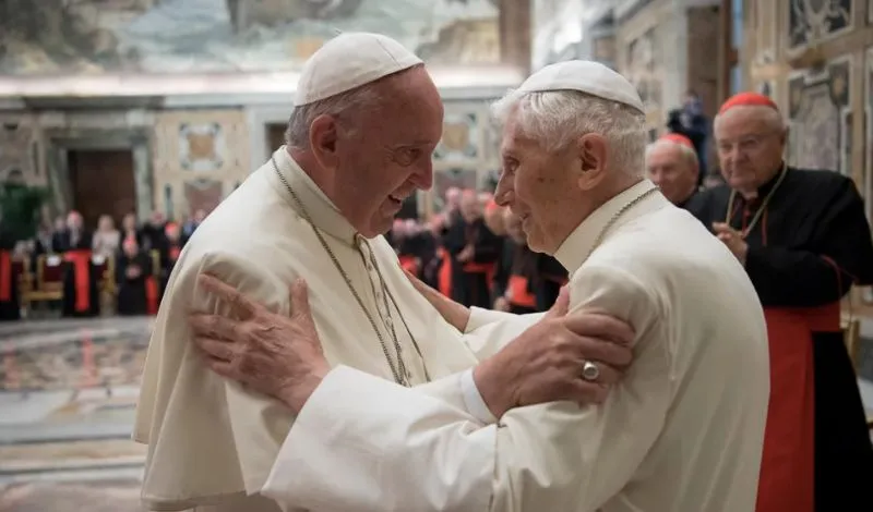 Papa Francisco presidirá funeral de Bento XVI em 5 de janeiro