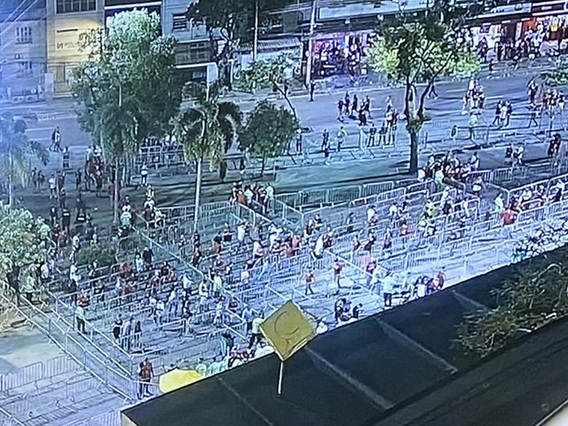 Torcedores de Flamengo e Corinthians tentam invadir Maracanã antes da final da Copa do Brasil Band