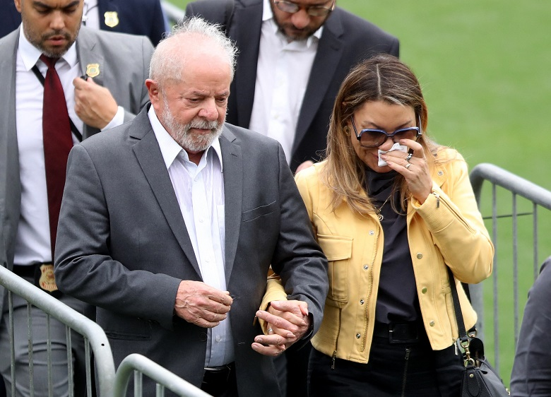 Lula e Janja em sua chegada à Vila Belmiro REUTERS/Carla Carniel