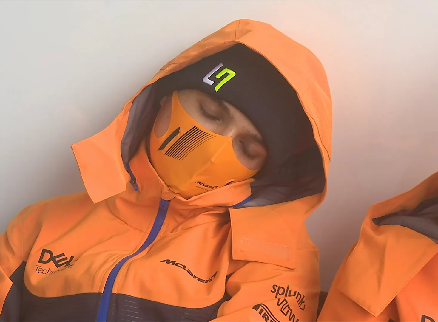 Lando Norris, da McLaren, bate uma soneca à espera de definição