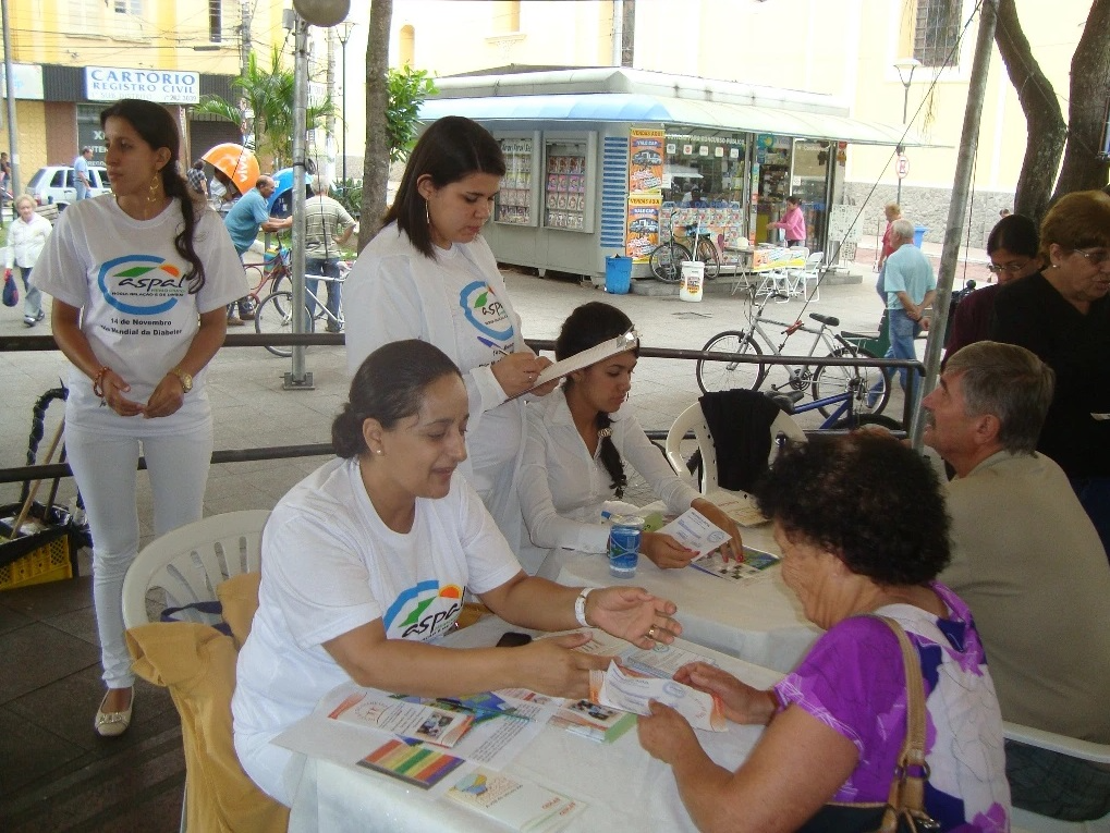 Voluntários, durante evento gratuito antes da pandemia Divulgação/Aspal