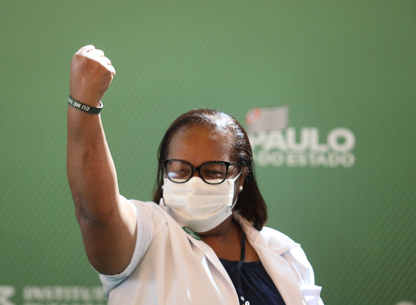 Mônica Calazans foi a primeira brasileira a ser vacinada Danilo M Yoshioka/Futura Press/Folhapress