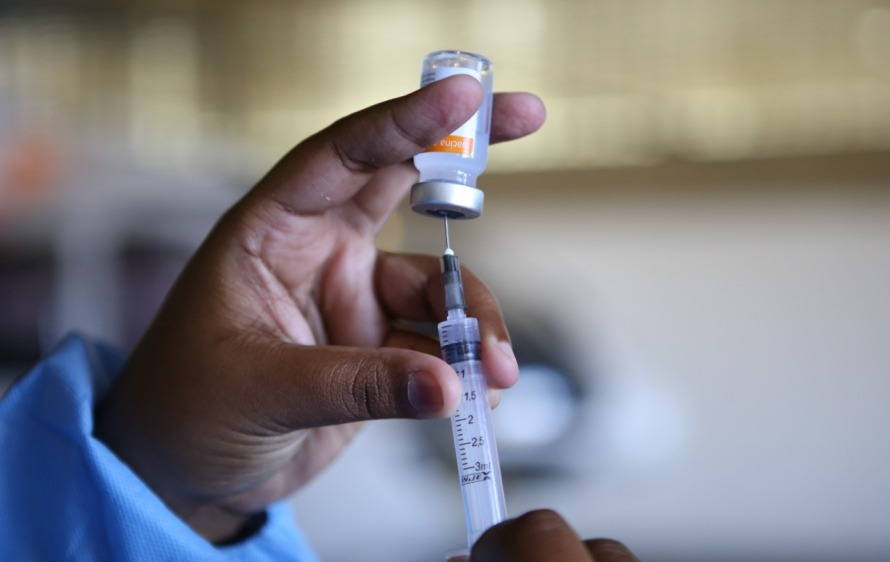 Americana amplia em uma hora a vacinação contra a Covid-19