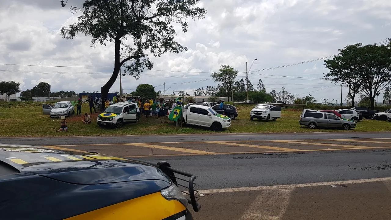 A PRF está no local e conversa com os caminhoneiros