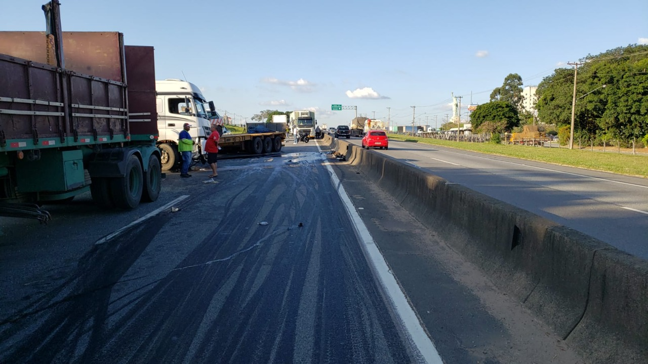 Caminhoneiro fica ferido após acidente de trânsito na Dutra, em Lorena Divulgação/ PRF