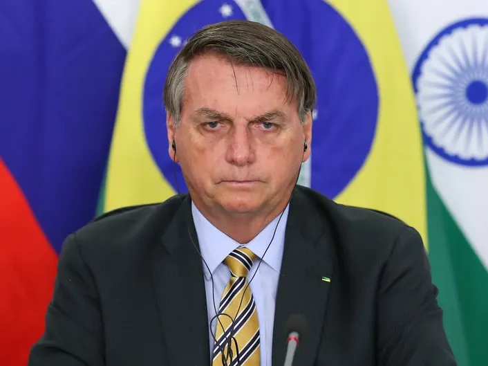 Para Reinaldo Azevedo, a decisão de Bolsonaro concede, em certa medida, o poder de governar o país ao centrão