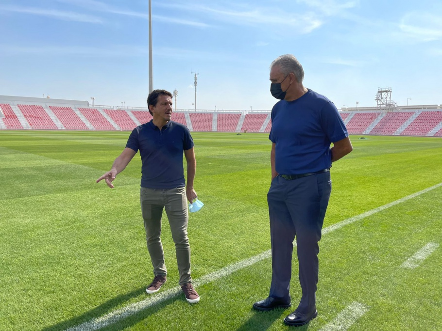 Juninho Paulista e Tite no gramado do estádio Grand Hamad, em Doha CBF