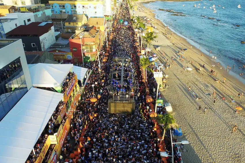 Salvador mantém carnaval no tradicional circuito Barra-Ondina 