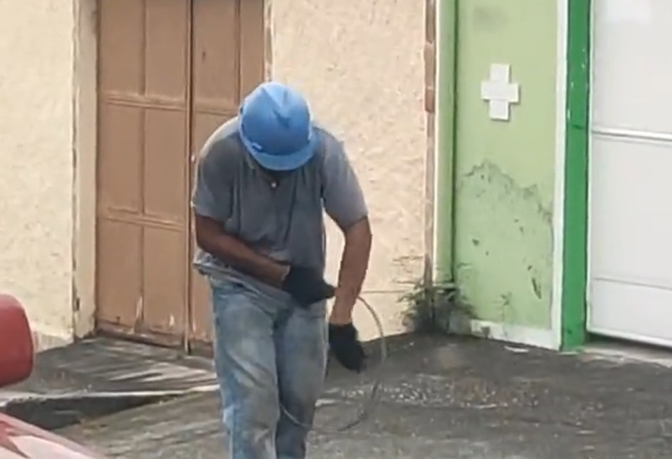 Os homens usam uniforme, luvas e até capacete. Reprodução