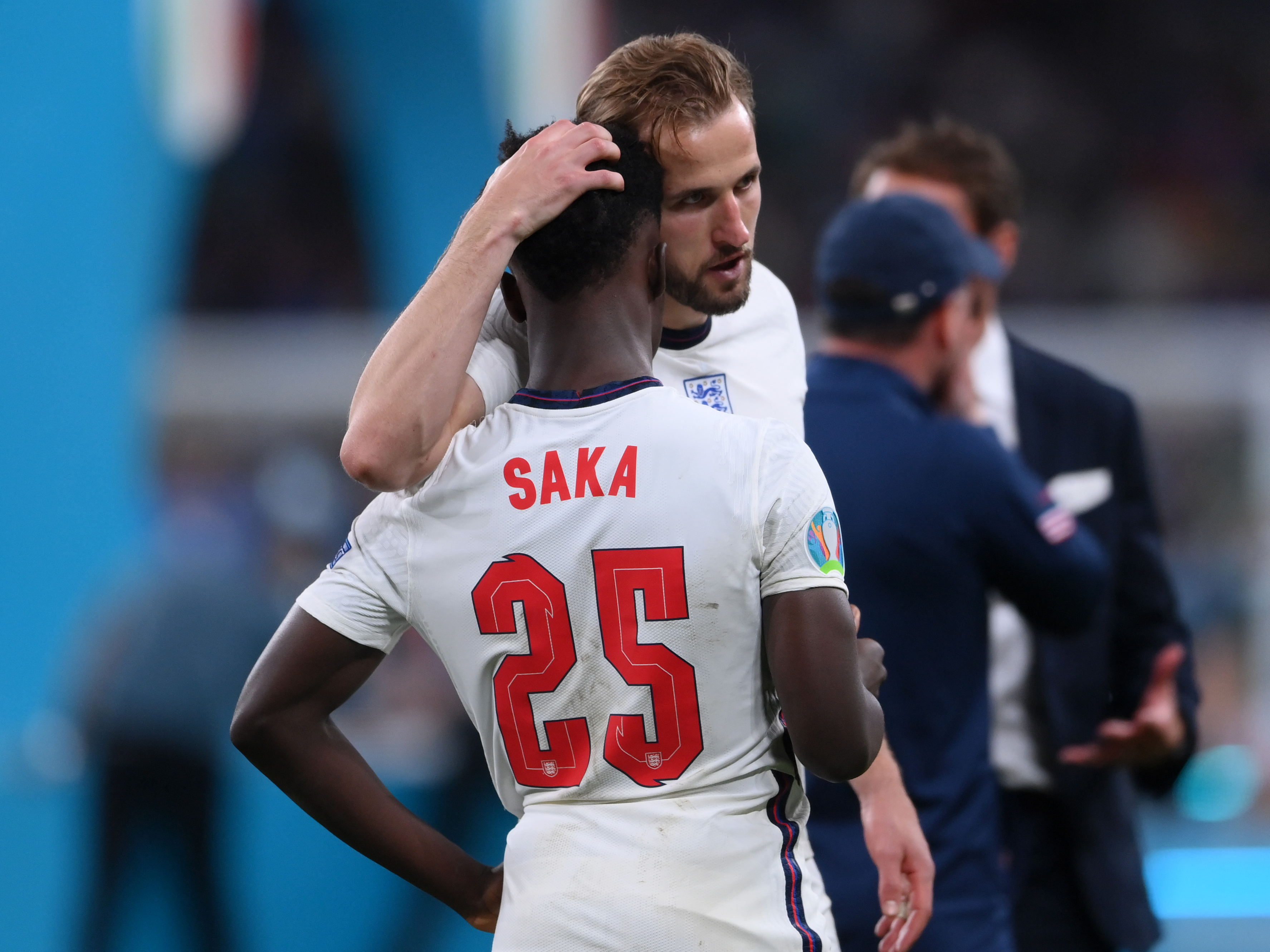 Kane consola Saka após disputa de pênaltis Euro 2020