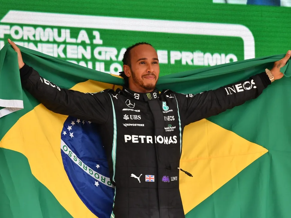 Hamilton repetiu um gesto de Ayrton Senna e finalizou a volta de comemoração com uma bandeira do Brasil, que também ergueu no pódio.