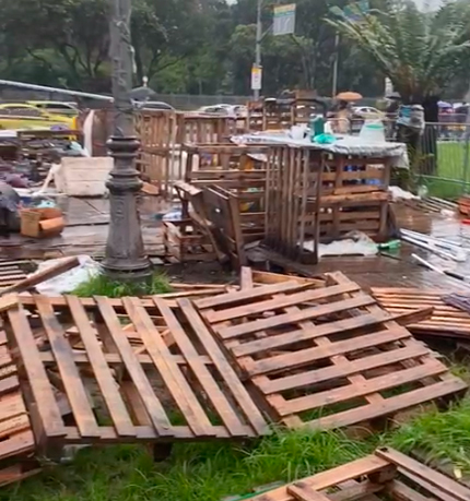 O repórter fotográfico registrava desocupação do acampamento Reprodução