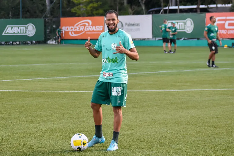 Everaldo durante treino dessa quarta (27) no CT do Palmeiras