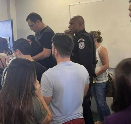 Polícia Militar chegou à sala a pedido dos estudantes de medicina. Reprodução