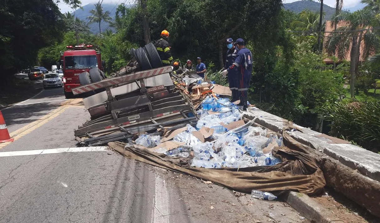 Motorista morre após caminhão tombar na SP-55 em São Sebastião